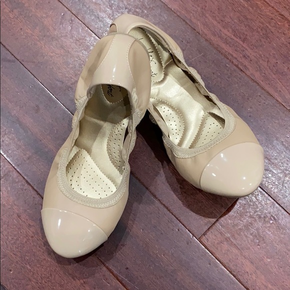 dexflex comfort Shoes - New Cream colored dexflex comfort Shoes -size 8.5